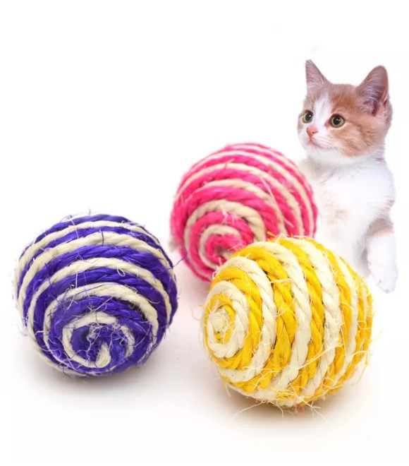 كرة سيزال مضحكة مخططة بألوان صغيرة للقطط من بت لوف إيرث